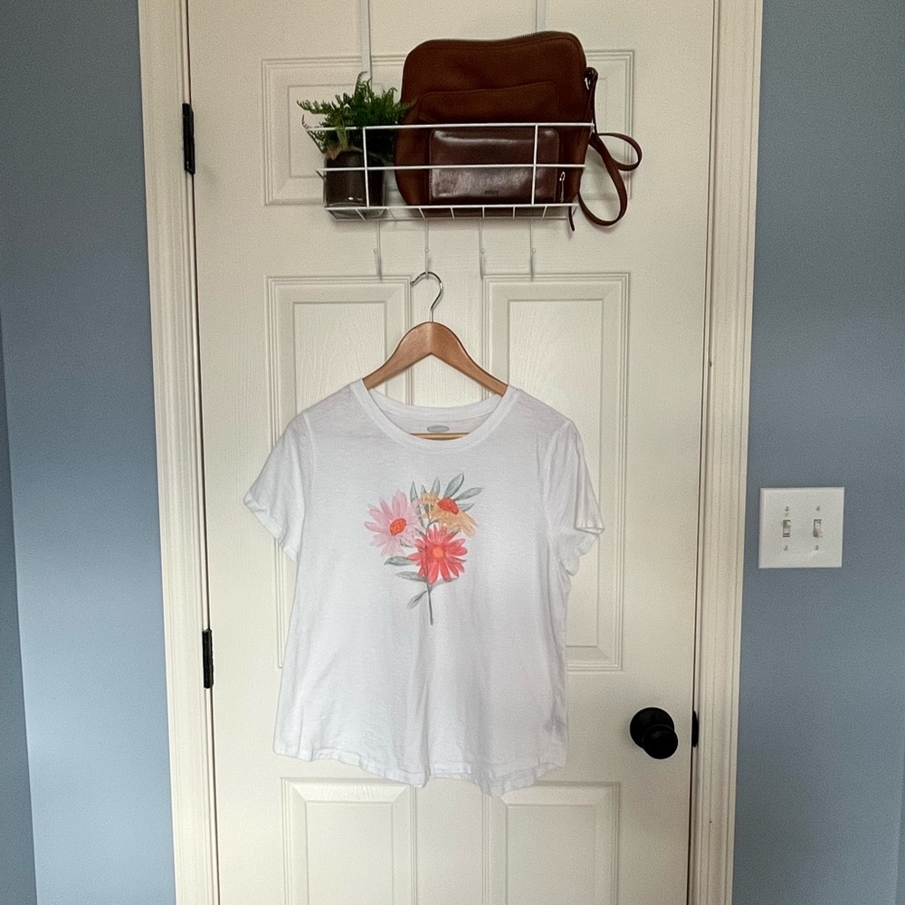 Women’s Old Navy Floral Graphic Tee